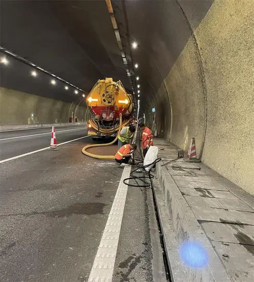 鸡东隧道排水渠清淤